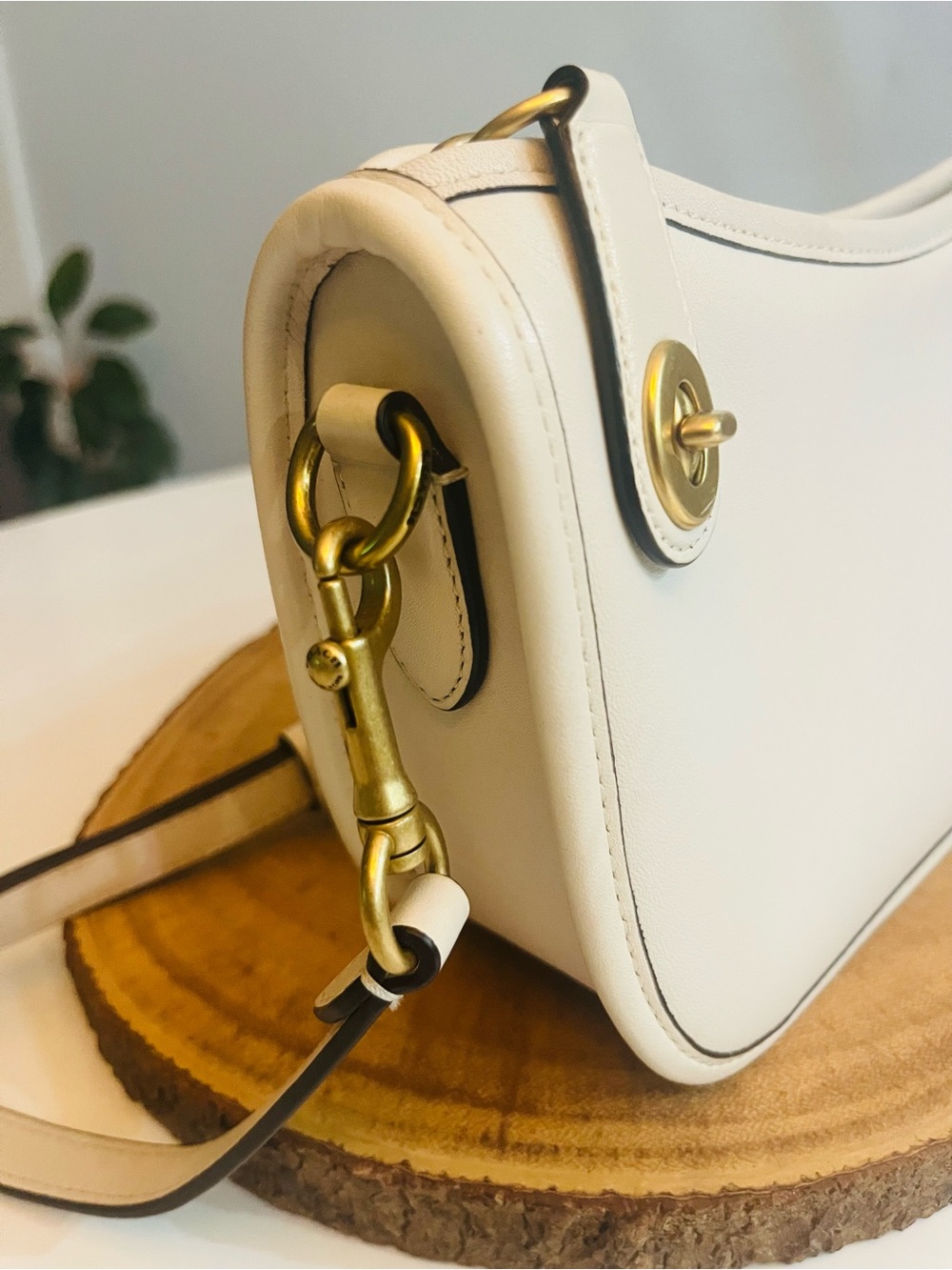 Coach Classic Cream Shoulder/Crossbody Bag with Gold Chain Swinger - Picture 4 of 8